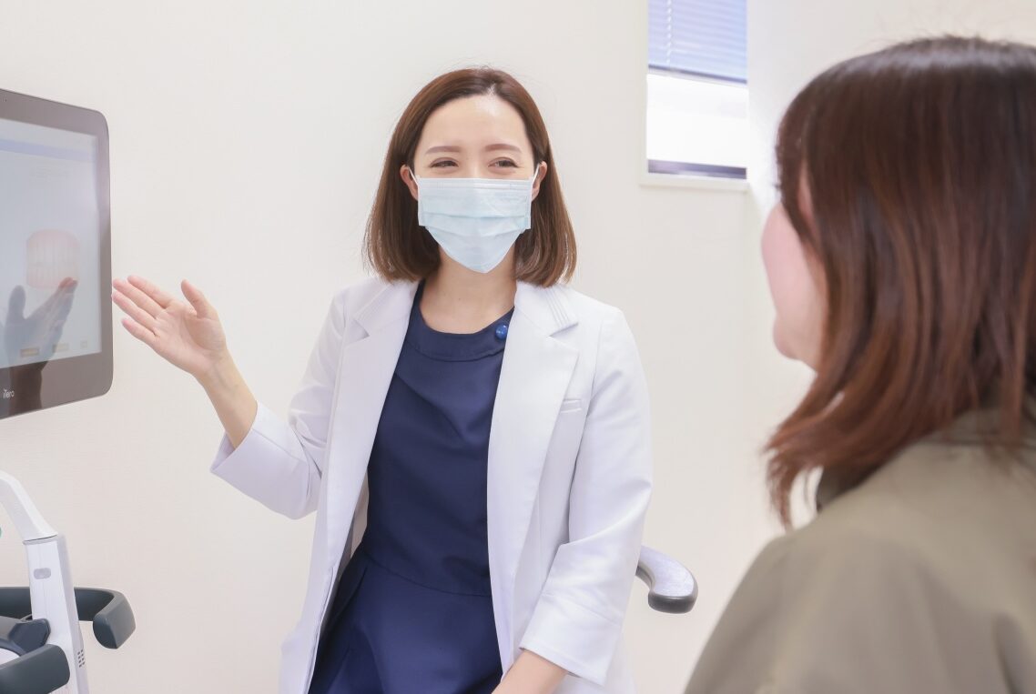 歯科でのホワイトニングについて説明する医師│瀬戸市でホワイトニングを行う瀬戸歯科