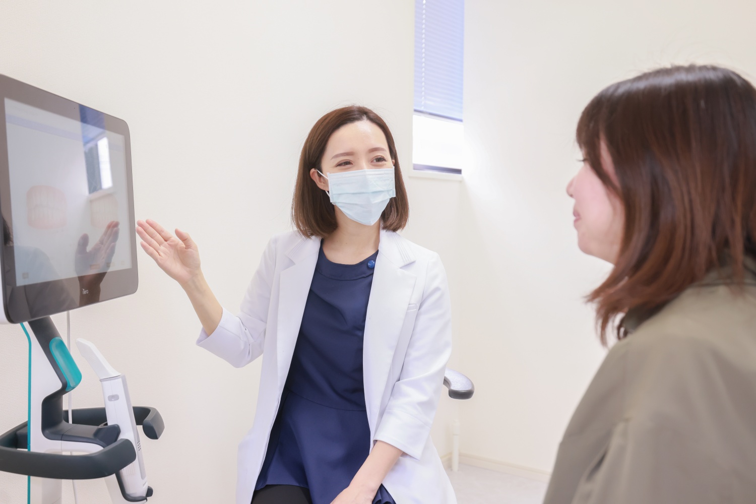 部分矯正についてカウンセリングを受ける女性患者と矯正専門医