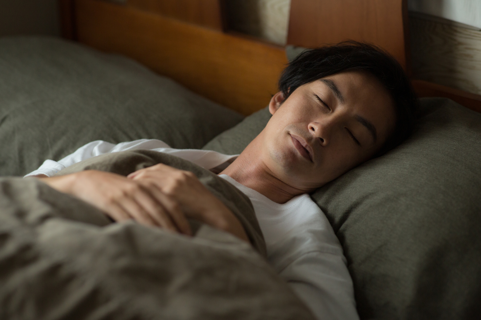 ナイトガードを装着して眠る男性のイメージ｜瀬戸市で歯ぎしりの治療なら、瀬戸歯科