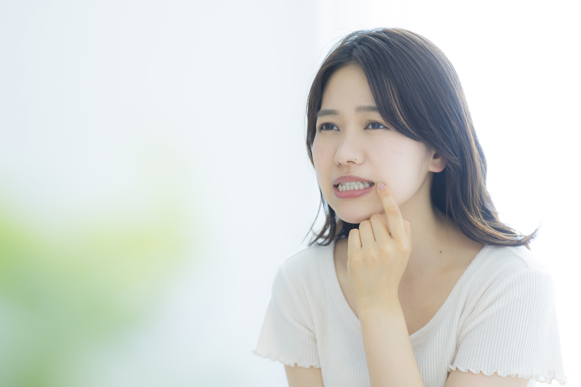一部の歯並びを気にする女性のイメージ画像│瀬戸市で部分矯正なら、瀬戸歯科
