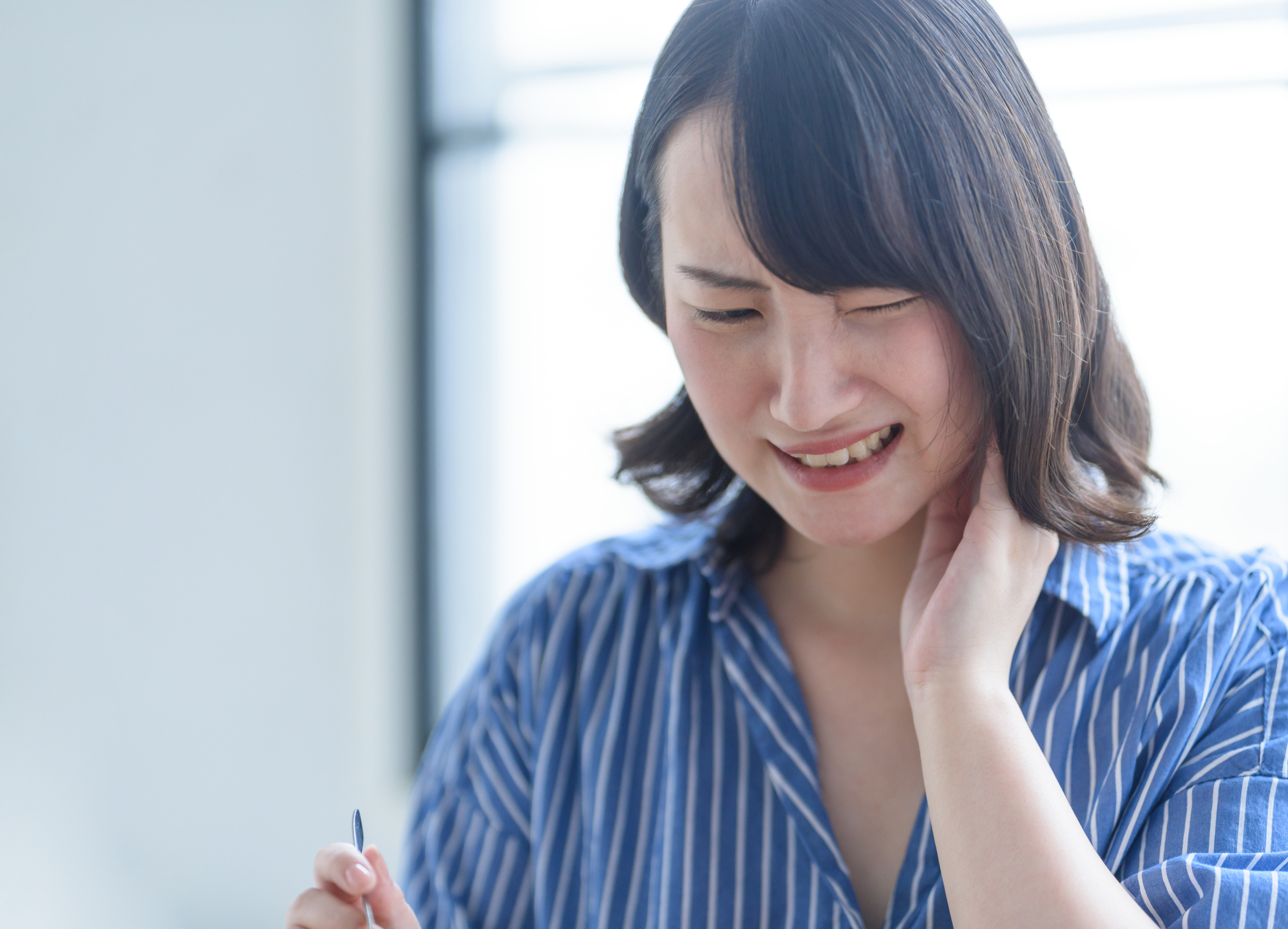 親知らずが痛む女性のイメージ│瀬戸市で親知らずの抜歯なら、瀬戸歯科